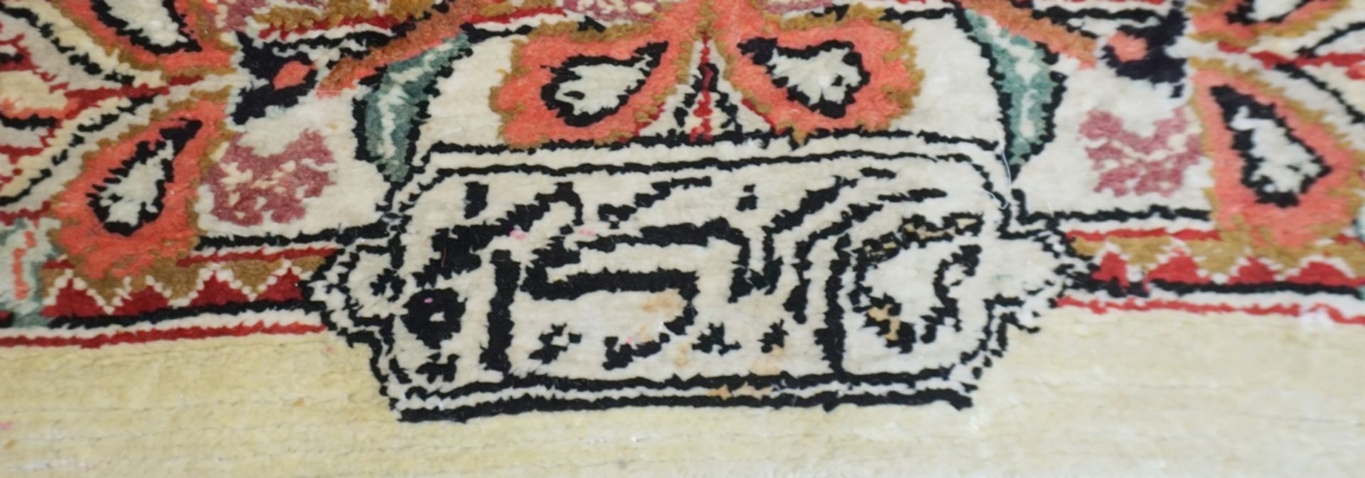 Teppich mit floralem Dekor und Tieren, rosé, Hereke, Seide, signiert - Bild 3 aus 4
