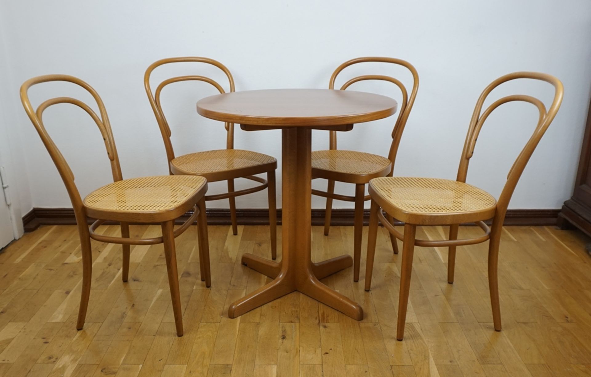 Runder Tisch mit 4 Kaffeehausstühlen, Modell 214, Thonet, 1980er Jahre