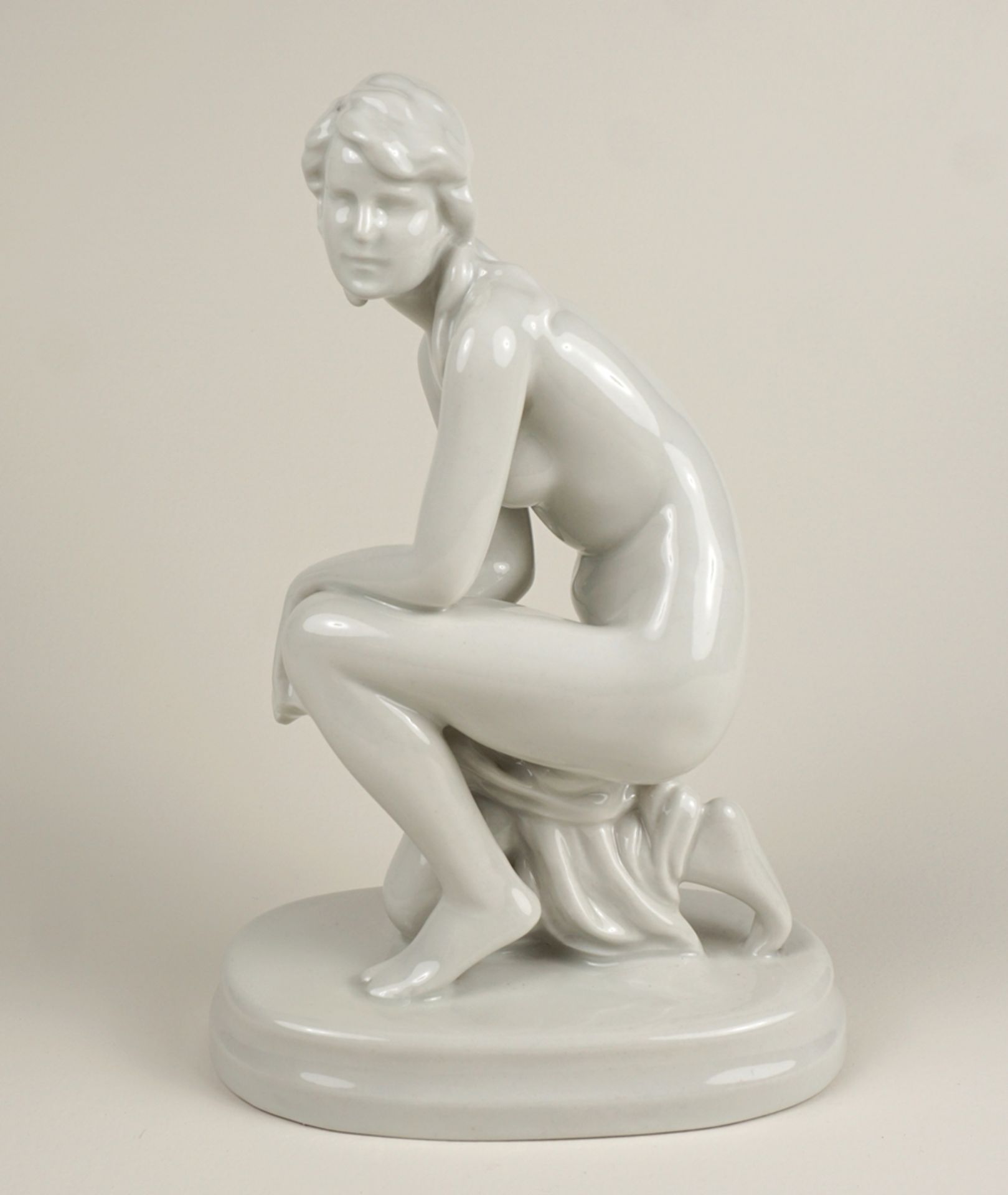 Frauenakt, Weißporzellan, Entwurf Elek Lux für Porzellanmanufaktur Zsolnay, Pécs, Ungarn