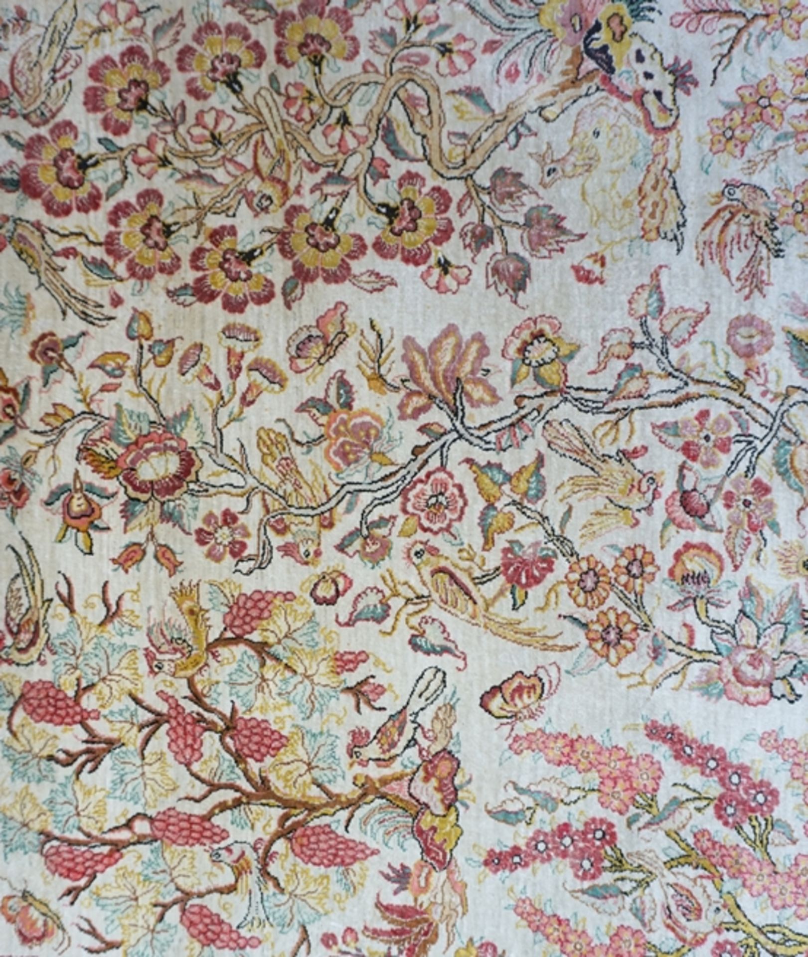 Teppich mit floralem Dekor und Tieren, rosé, Hereke, Seide, signiert - Bild 2 aus 4