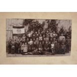 Foto Lehrer und Schüler mit Stadtfahne, Menz, vor 1900