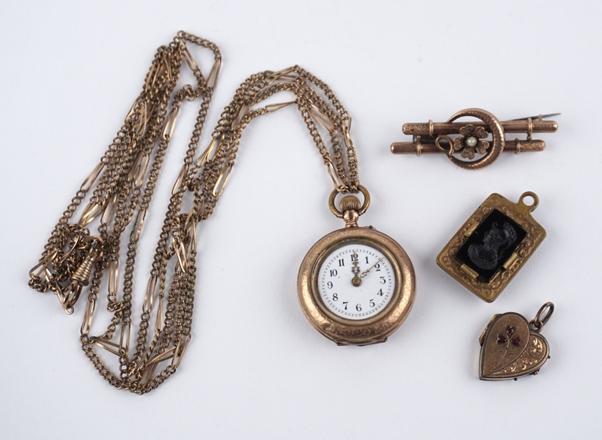 Modeschmuck-Konvolut: Uhr mit Kette, Brosche und 2 Anhänger, um 1910