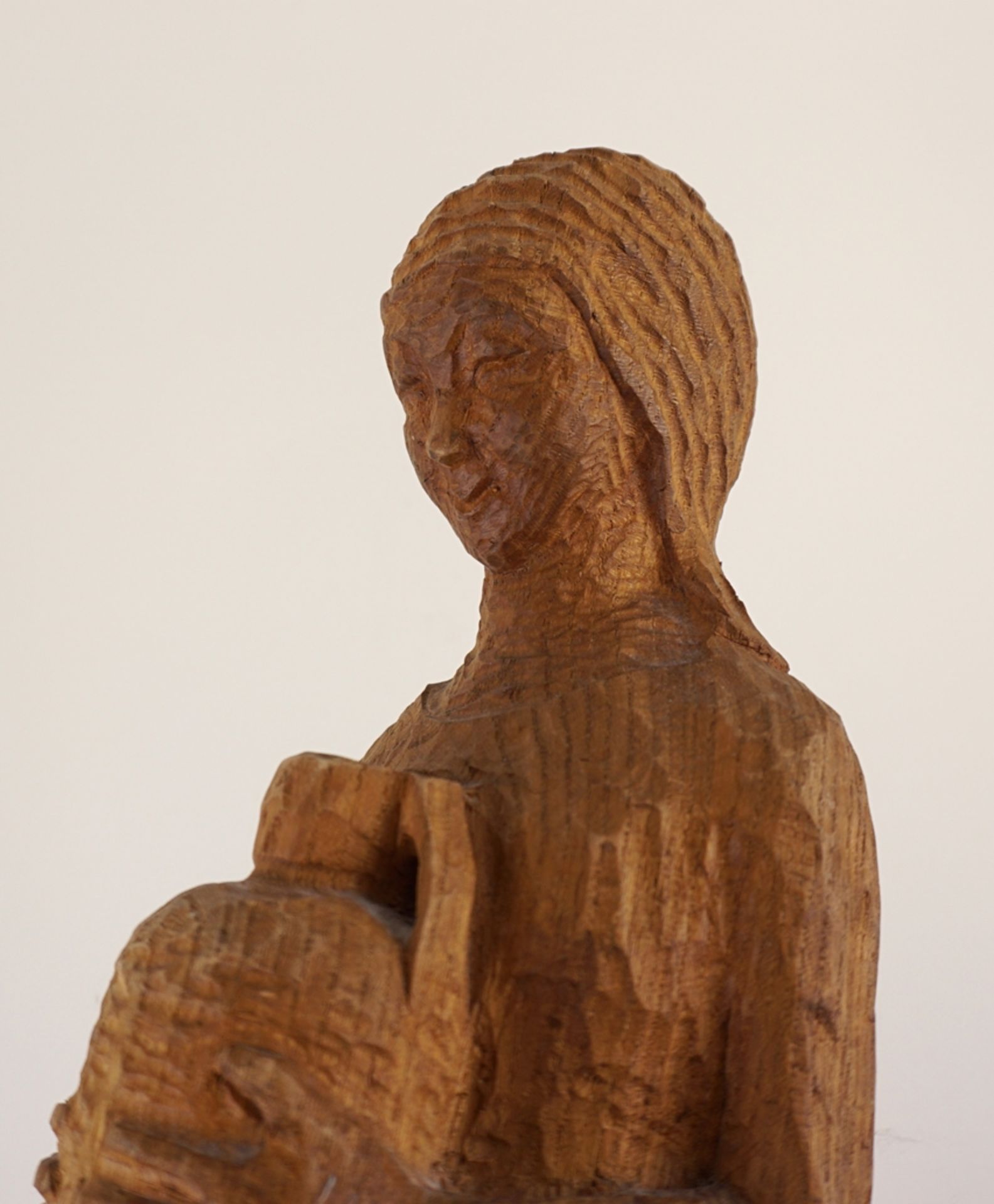 Holzfigur "Frau mit Wasserkrug"; handgeschnitzt - Bild 2 aus 3