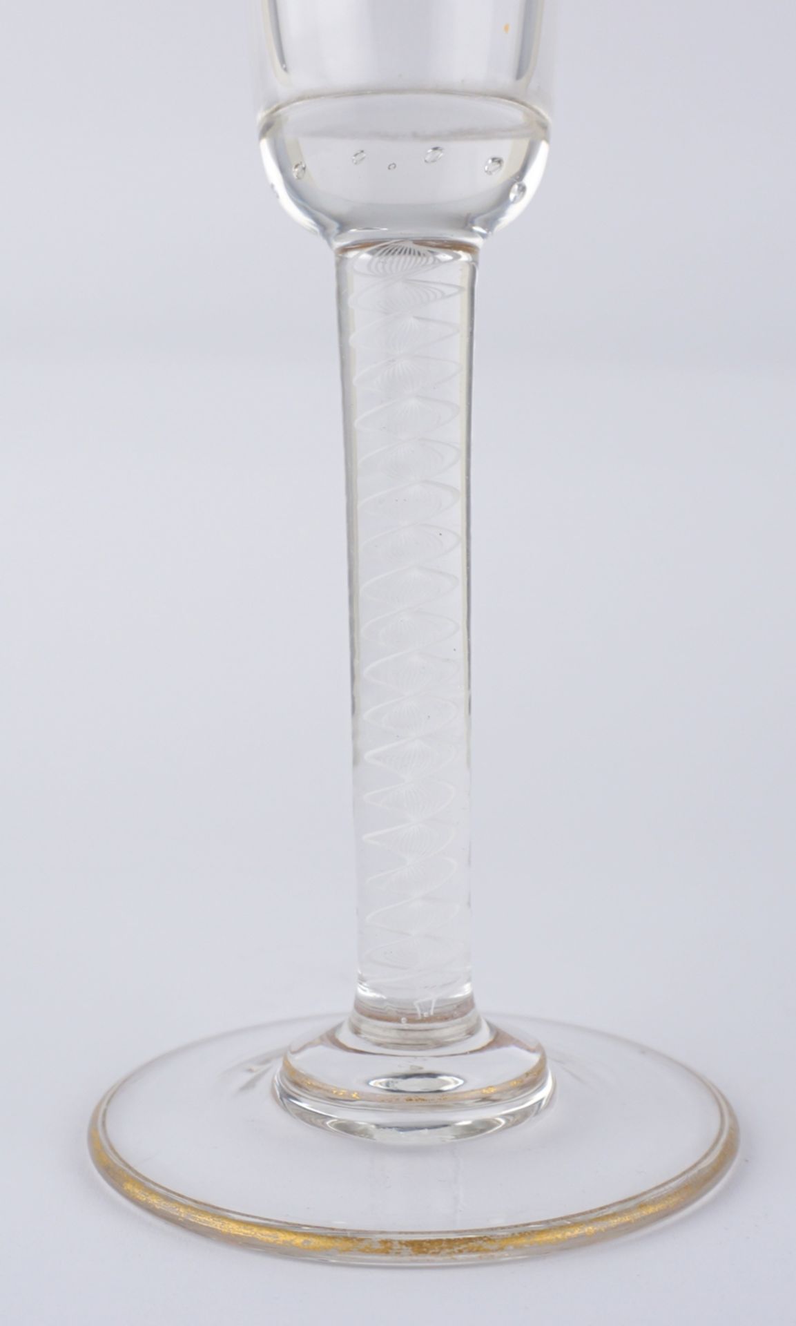 Likörglas mit weißer Fadenspirale und Goldmalerei, England, um 1880 - Bild 2 aus 3