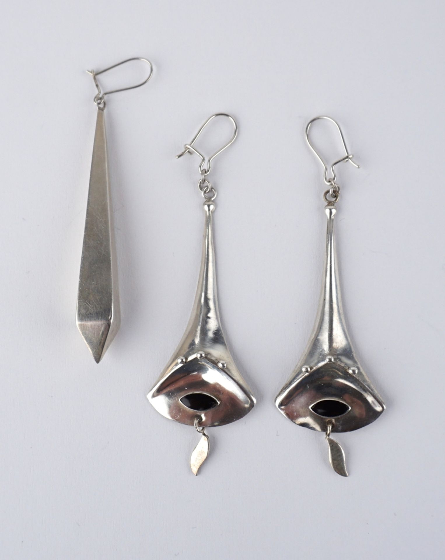 Paar Ohrhänger mit Onyx-Cabochon und Einzel-Ohrhänger, Silber