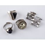 1960er Jahre-Schmuck: 3 Silberringe mit Steinbesatz und 1 Paar Manschettenknöpfe, Modeschmuck