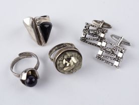 1960er Jahre-Schmuck: 3 Silberringe mit Steinbesatz und 1 Paar Manschettenknöpfe, Modeschmuck
