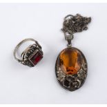 Ring mit rotem Stein und Anhänger mit citrinfarbenem Stein an Kette, Silber (gepr.), 1920er Jahre