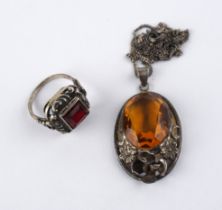 Ring mit rotem Stein und Anhänger mit citrinfarbenem Stein an Kette, Silber (gepr.), 1920er Jahre