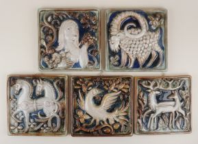 5 quadratische Keramikreliefbilder, überwiegend Tiermotive, 21x21cm
