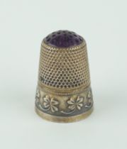 silberner Fingerhut mit Amethyst, um 1900