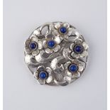 runde Brosche mit Lapislazuli-Cabochons, Handarbeit, Silber gepr., 1920er Jahre