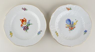 2 Teller mit floralem Relief und Blumenmalerei, Meissen, Knaufzeit (1815-1924)