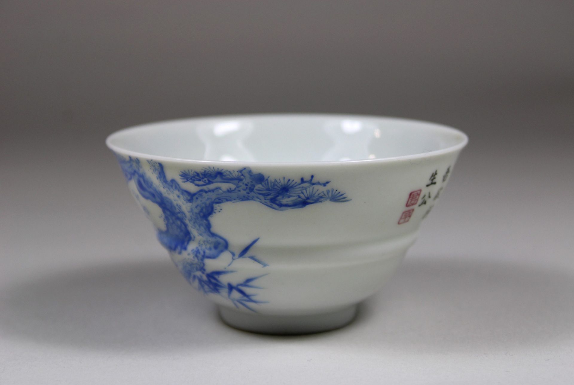 Chinesischer Cup, florale Dekoration, Blau -Weiß, Oberglasseur, feines Porzellan, Dm 9 cm, guter