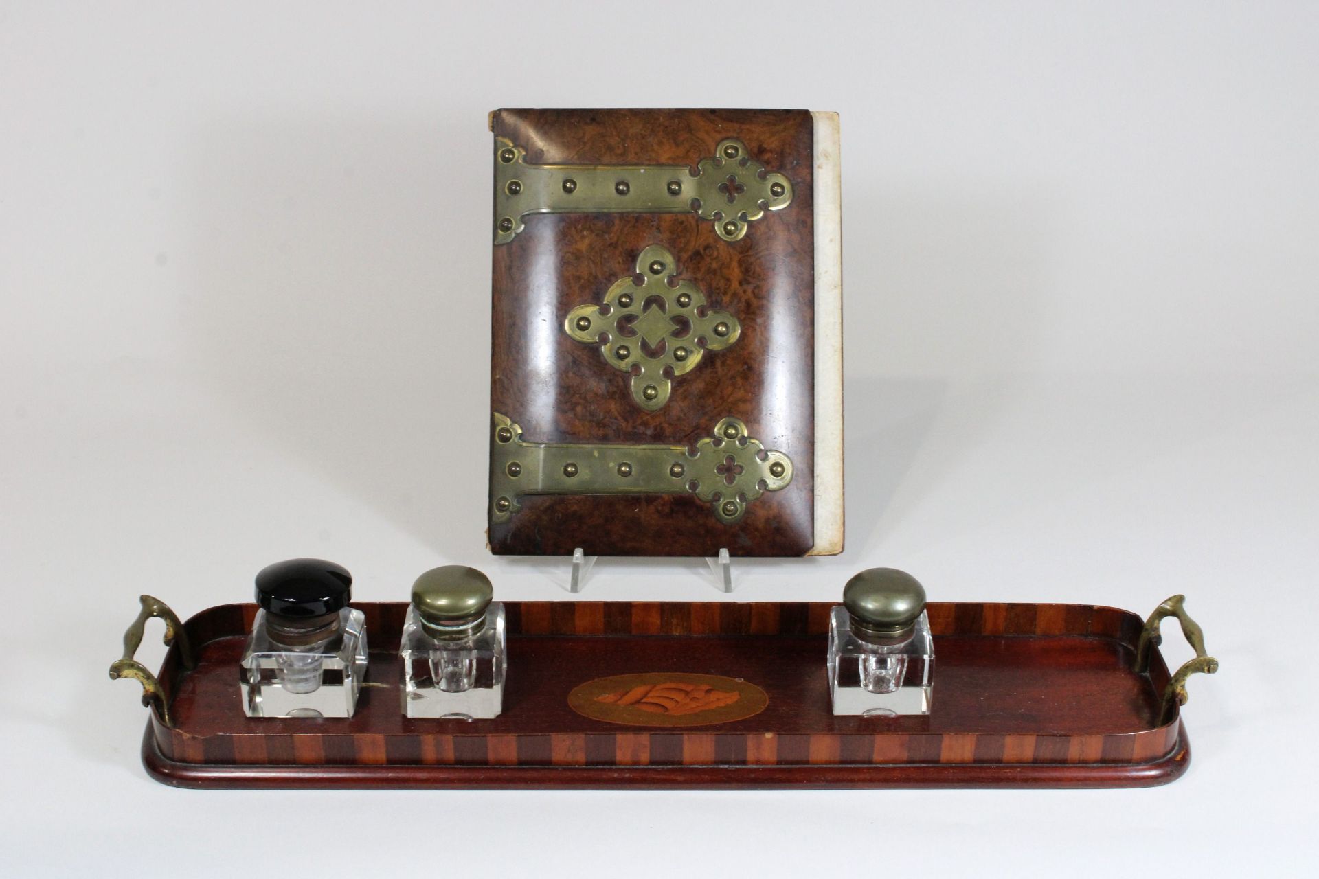 Schreibtischgarnitur, Maße: 21 × 29 cm, drei Tintenfässer, wohl England, Anfang 20. Jh., Glas, Maße:
