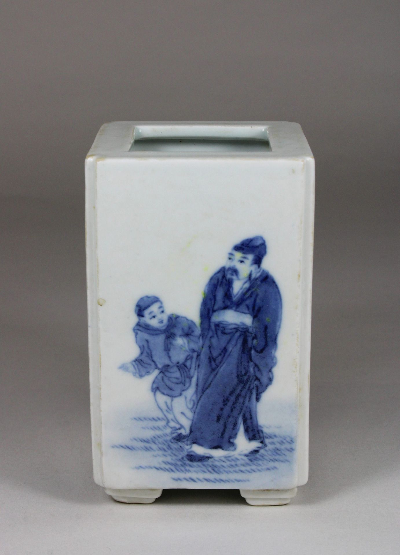 Chinesische quadratische Vase in Blau - Weiß, Figurative und florale Darstellung, H 12 cm, B 7 cm, - Image 5 of 5