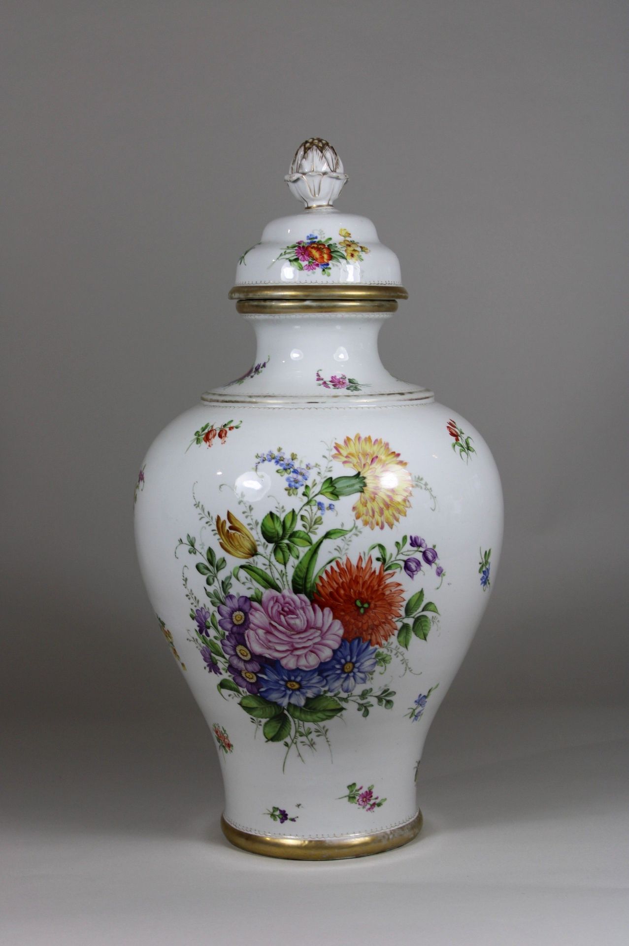 Vase, Porzellan, Schönwald, Balusterförmig, mit Deckel, Blumen u. Goldlinien, H 36 cm, guter,
