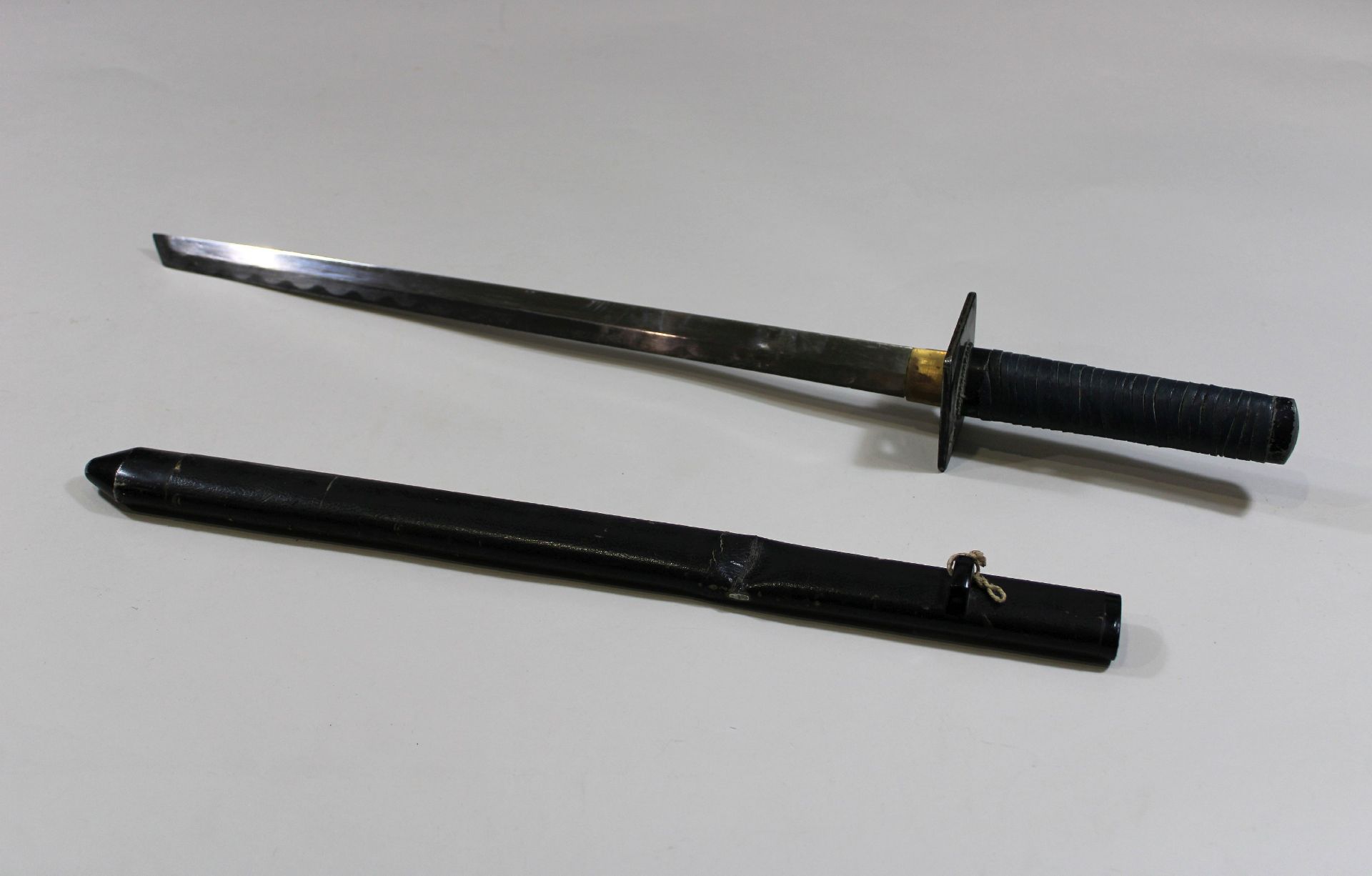 Konvolut 4 tlg., ein Shin, Japan, Holzscheide, Klingenlänge: 46 cm, ein Katana, Japan, Klingenlänge: