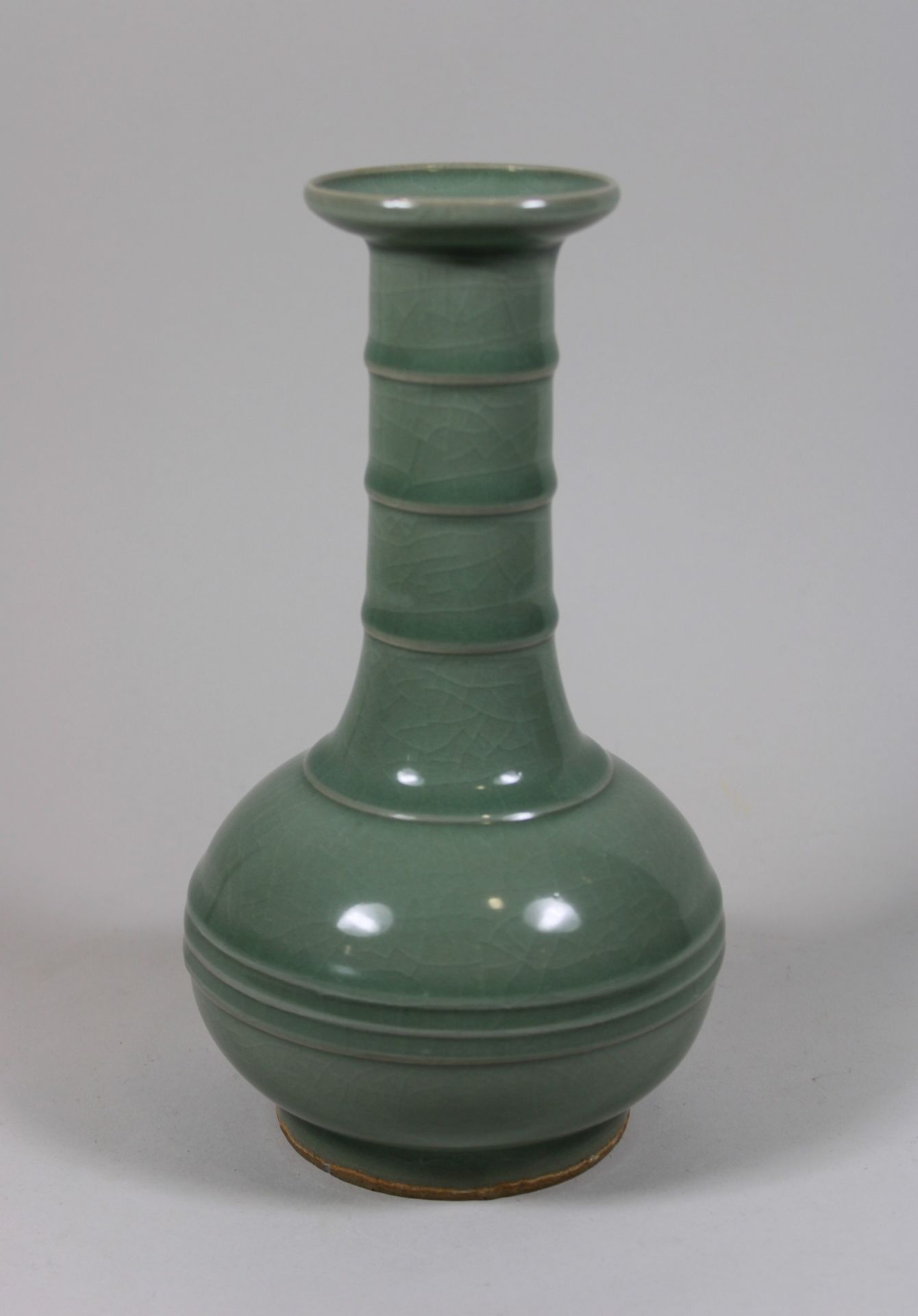 Vase, China, Porzellan, wohl 19/20. Jh., Longquan Seladon. H.: 23 cm. Guter, altersbedingter
