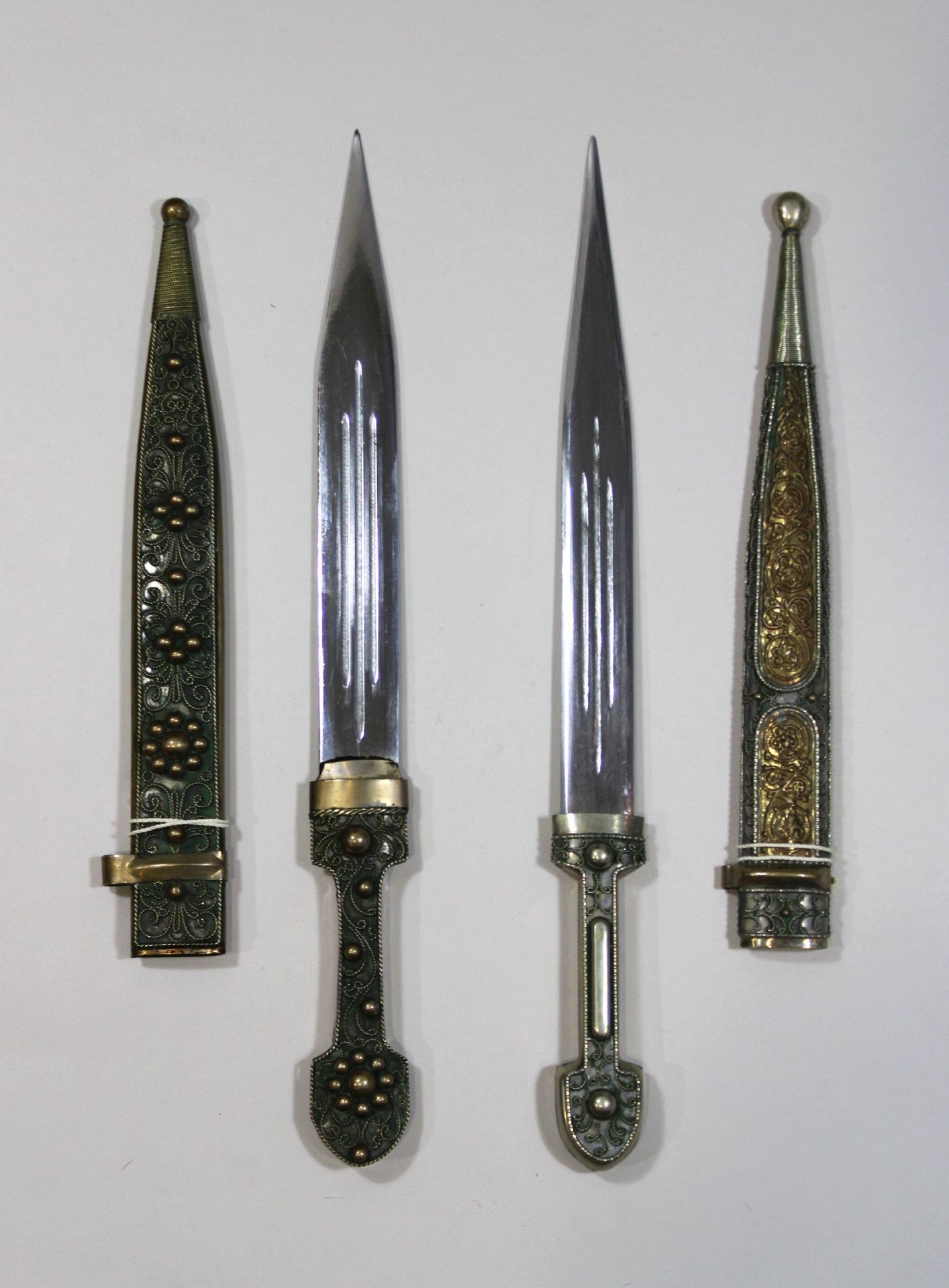 Zwei kaukasische Schwerter mit dekorierten Scheiden und Griffen, Klingenlänge: vom 26 bis 28 cm,