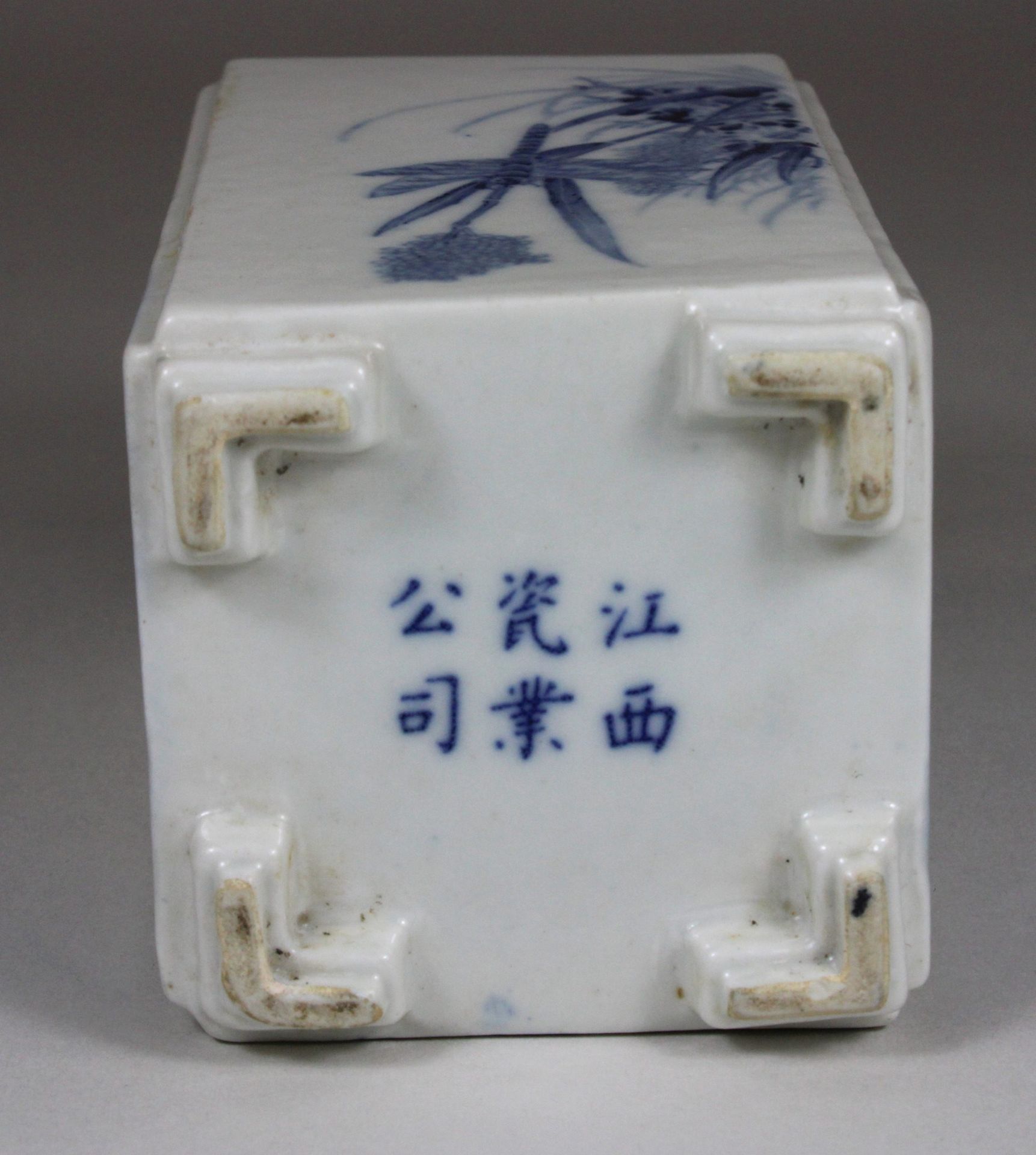 Chinesische quadratische Vase in Blau - Weiß, Figurative und florale Darstellung, H 12 cm, B 7 cm, - Image 4 of 5