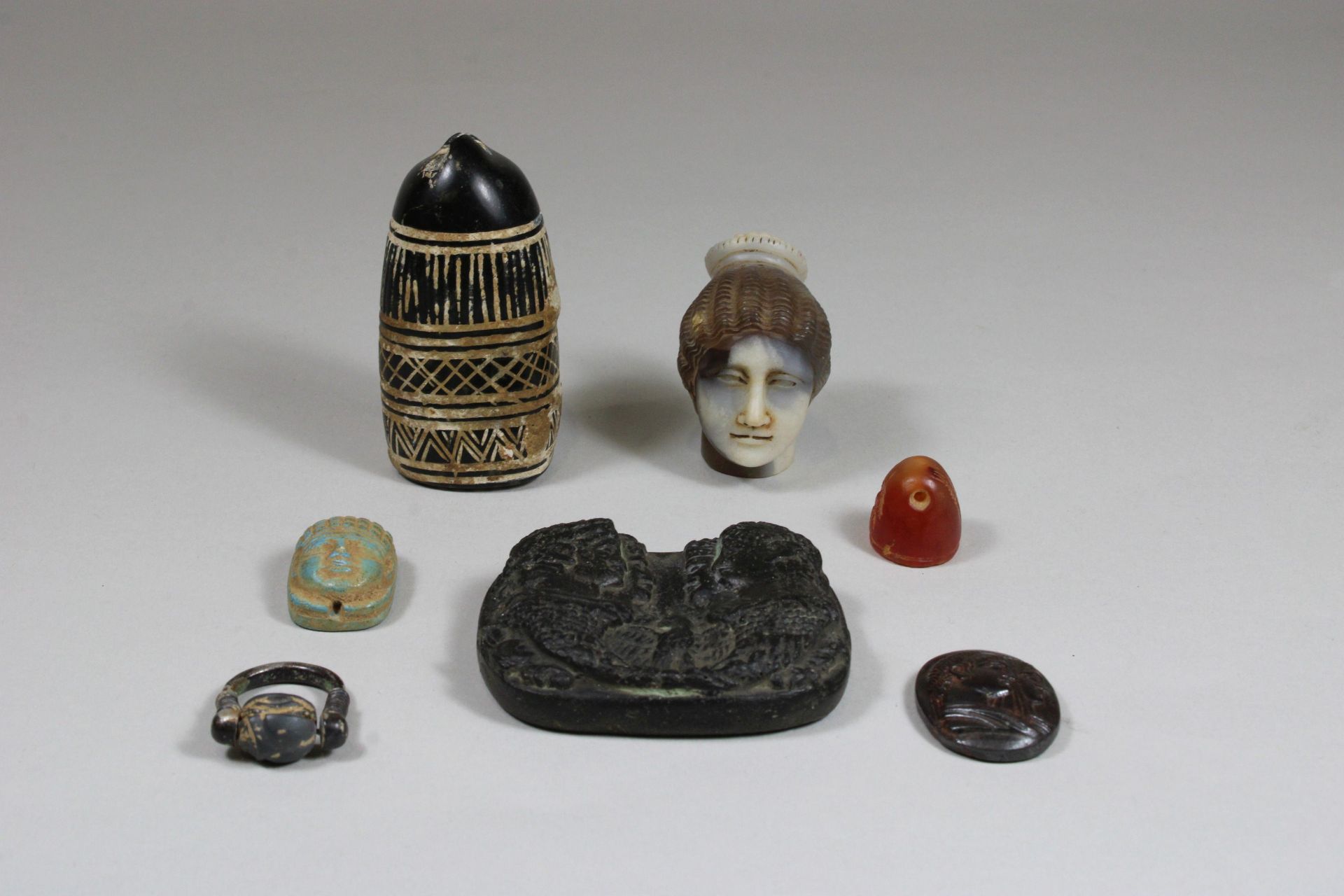 Konvolut 7 tlg., Ausgrabungen, ein Medaillon, vier Stempel, eine Reliefplatte, ein Frauenkopf. - Image 2 of 2