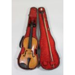 Violine, mit Bogen im Koffer aus Holz, L 78 cm, B 23 cm, Gebrauchsspuren, altersbedingter Zustand.