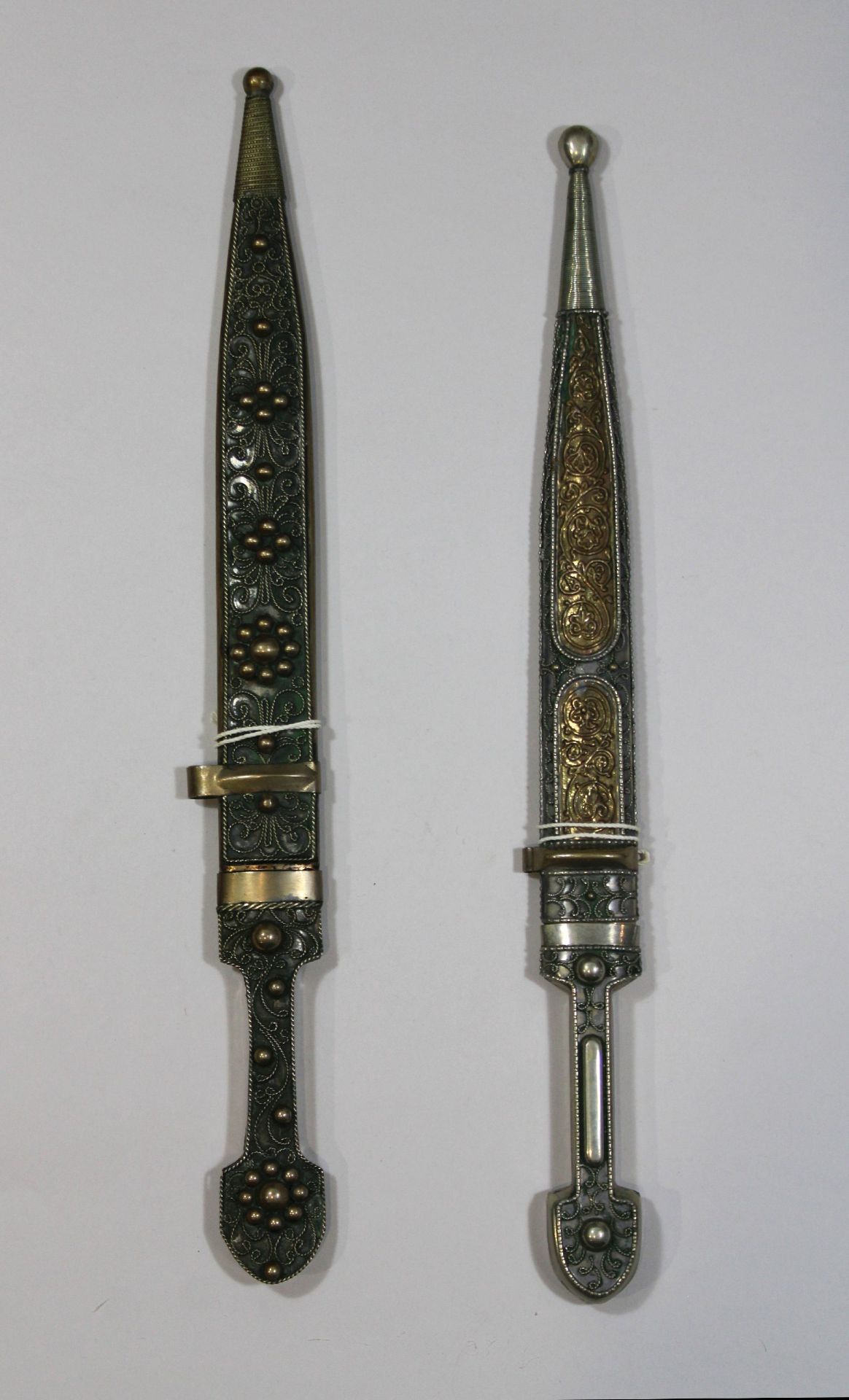Zwei kaukasische Schwerter mit dekorierten Scheiden und Griffen, Klingenlänge: vom 26 bis 28 cm, - Image 2 of 2