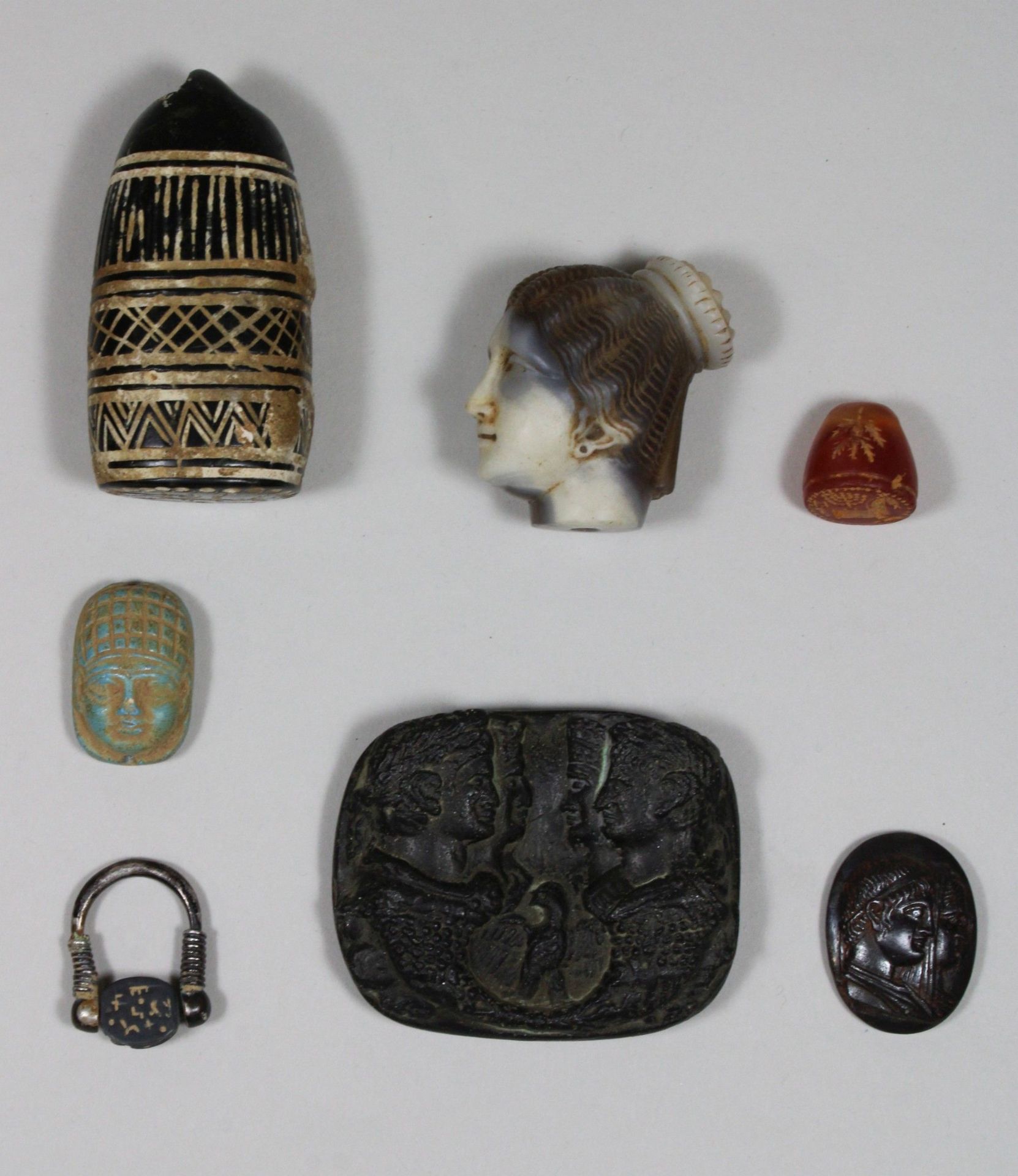 Konvolut 7 tlg., Ausgrabungen, ein Medaillon, vier Stempel, eine Reliefplatte, ein Frauenkopf.