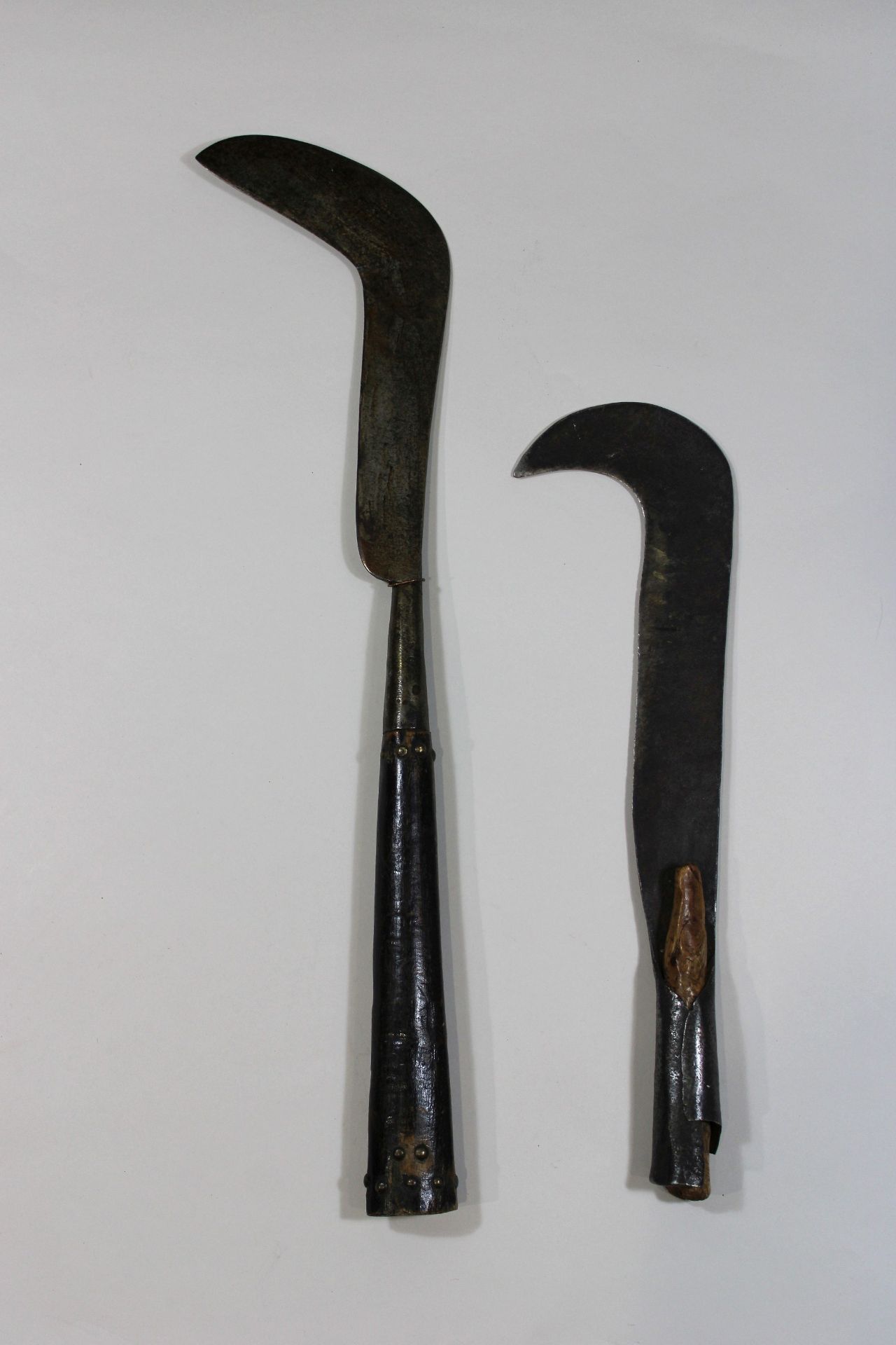 Zwei Hutu Sicheln, Nordost - Kongo, Klingenlänge: von 28 bis 30 cm, Gesamtlänge: von 46 bis 65 cm,