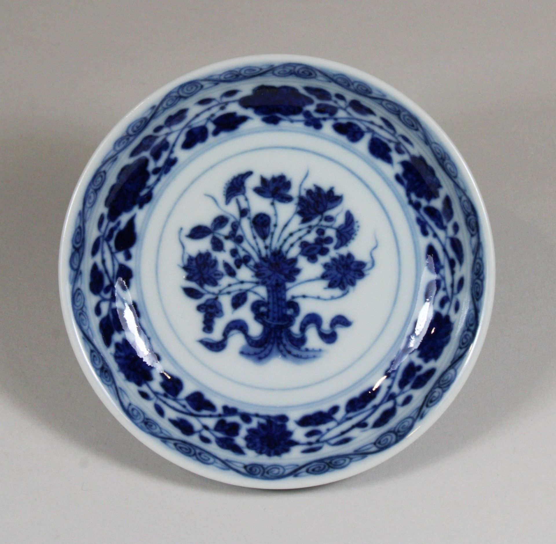 Chinesisches Porzellan, Qianlong Zeit, kl. Teller, blau floral bemalt, unter Glasur, im Boden