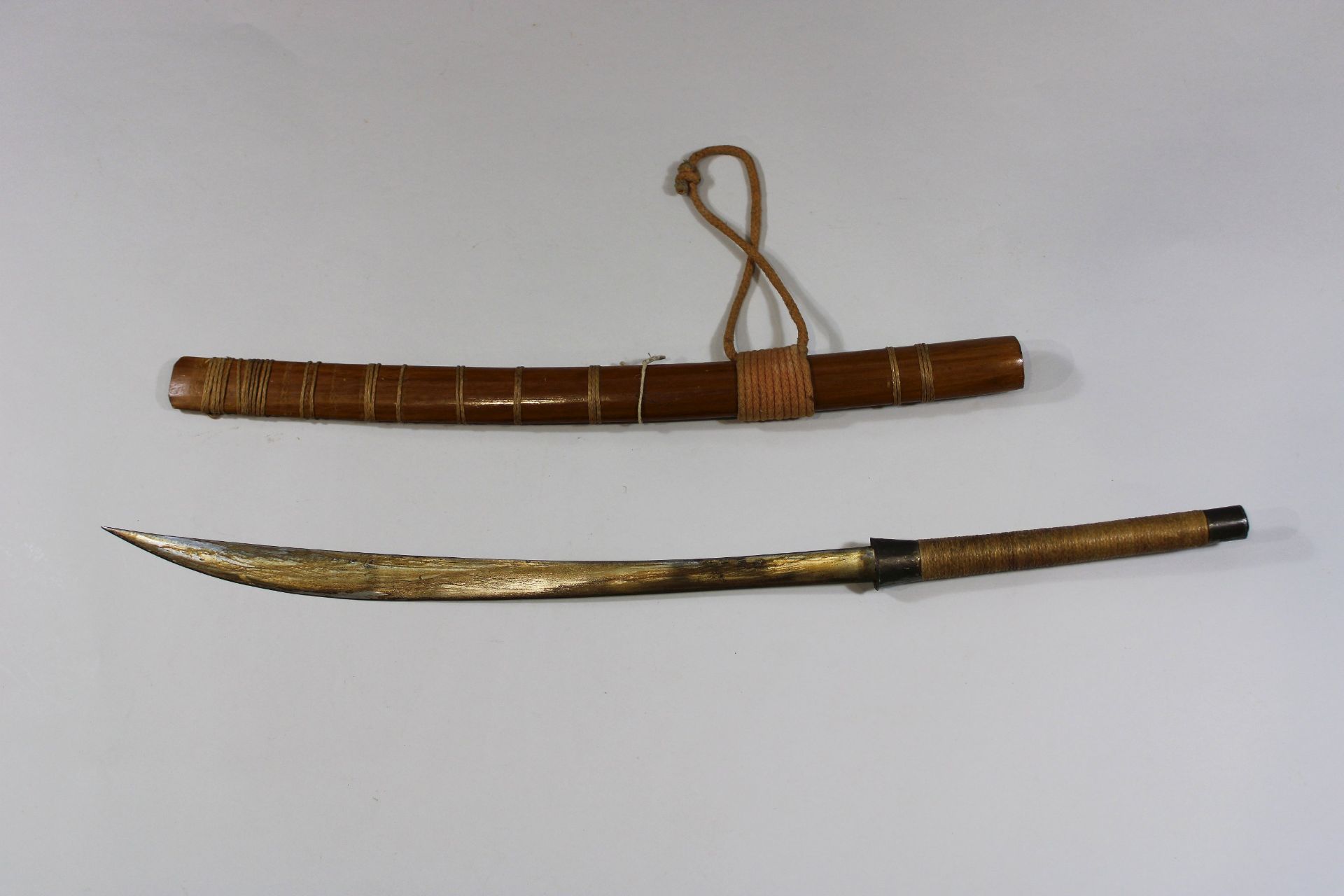 Konvolut 4 tlg., ein Shin, Japan, Holzscheide, Klingenlänge: 46 cm, ein Katana, Japan, Klingenlänge: - Image 2 of 5