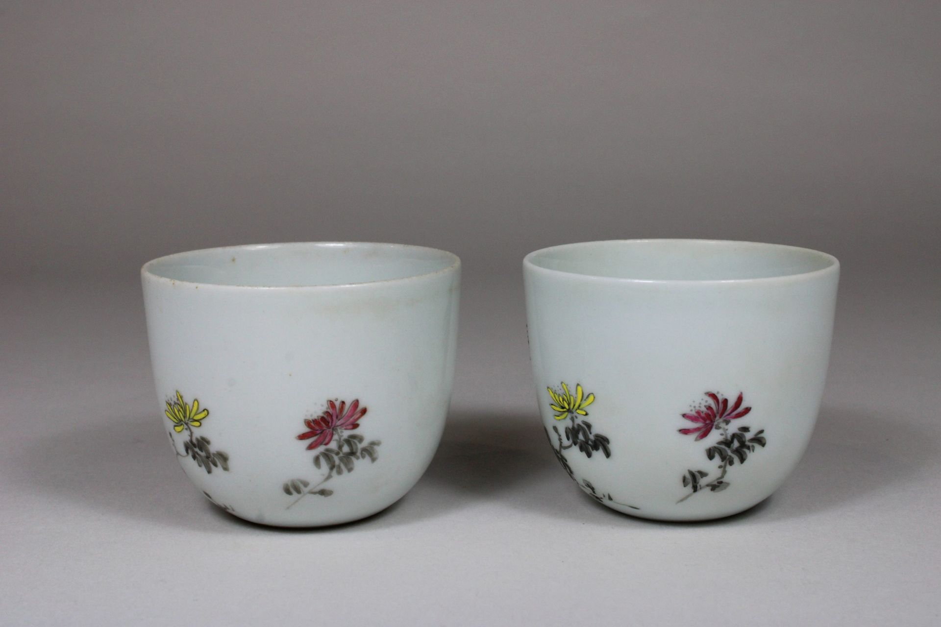 Porzellan, zwei Cups, China, 18./19. Jh. farbig, florale Darstellung, Dm 6,5 cm, Marke, kleiner