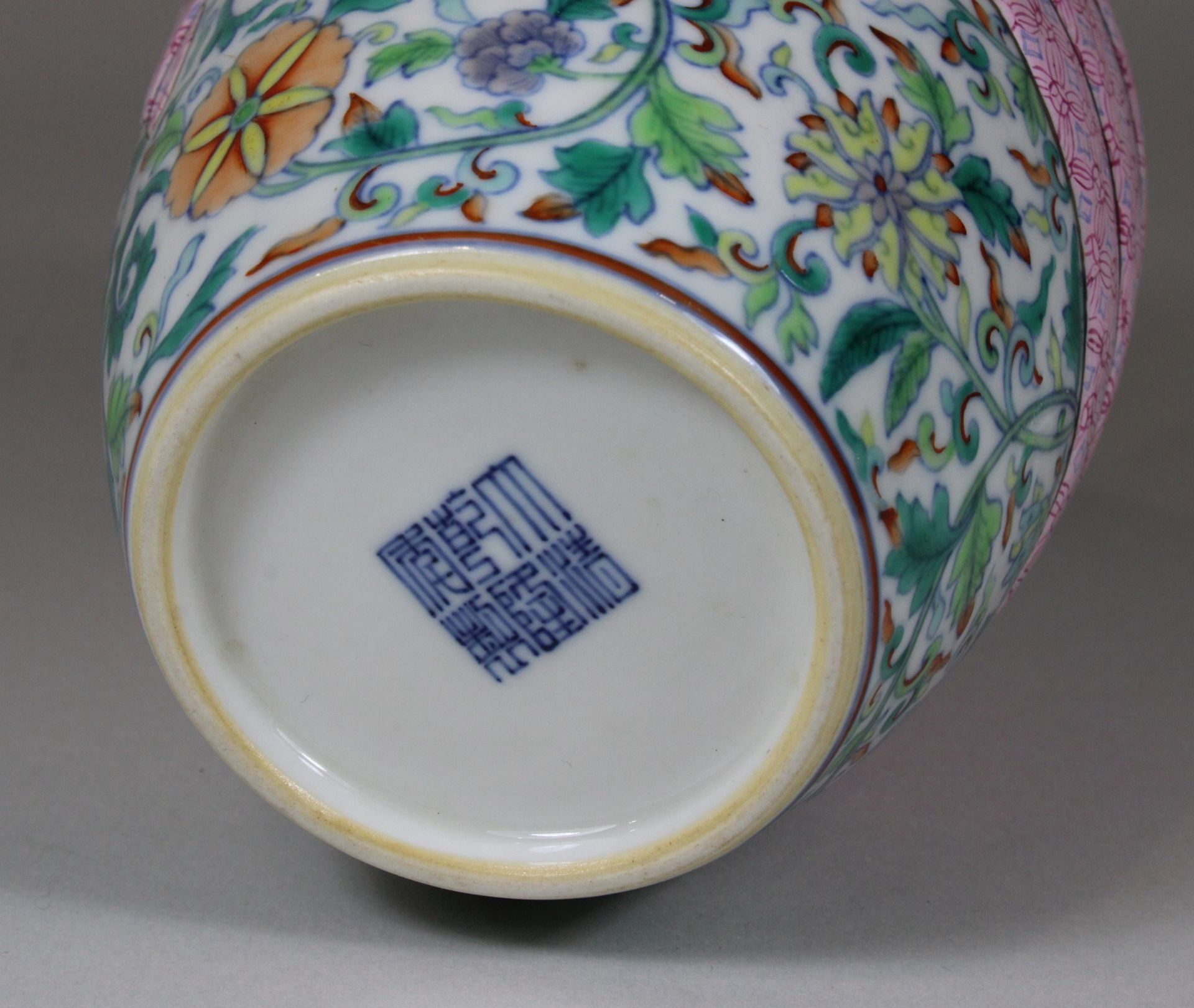 Porzellan, Vase mit Deckel, wohl Jiajiong Still, Markenstempel, H 17 cm, guter, altersbedingter - Image 2 of 2