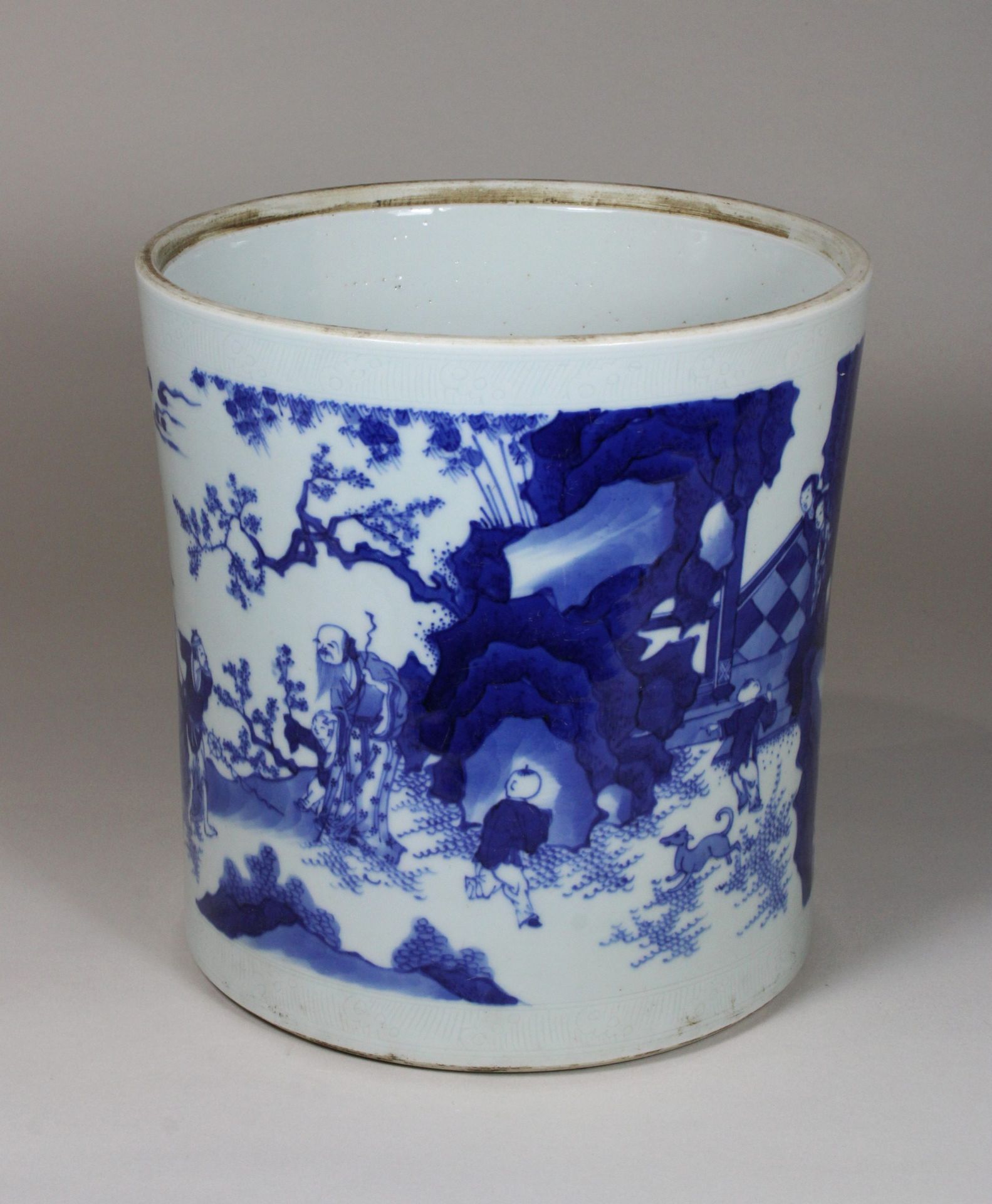 China, großer Pinselbecher, in Blau - Weiß, florale und figürliche Darstellung, Dm 21, H 22, - Image 4 of 4