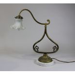 Tischlampe, Jugendstil, Messing auf Marmorsockel, Glasschirm, H. 52 cm. Altersgemäßer Zustand mit