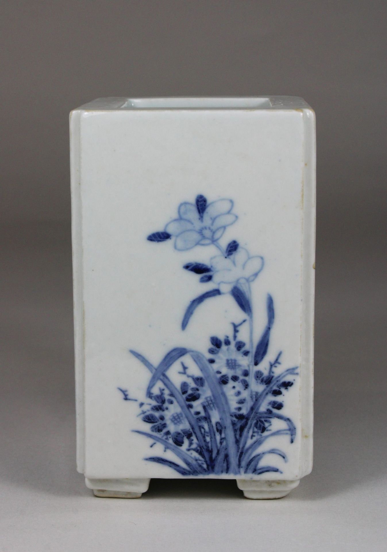 Chinesische quadratische Vase in Blau - Weiß, Figurative und florale Darstellung, H 12 cm, B 7 cm, - Image 3 of 5