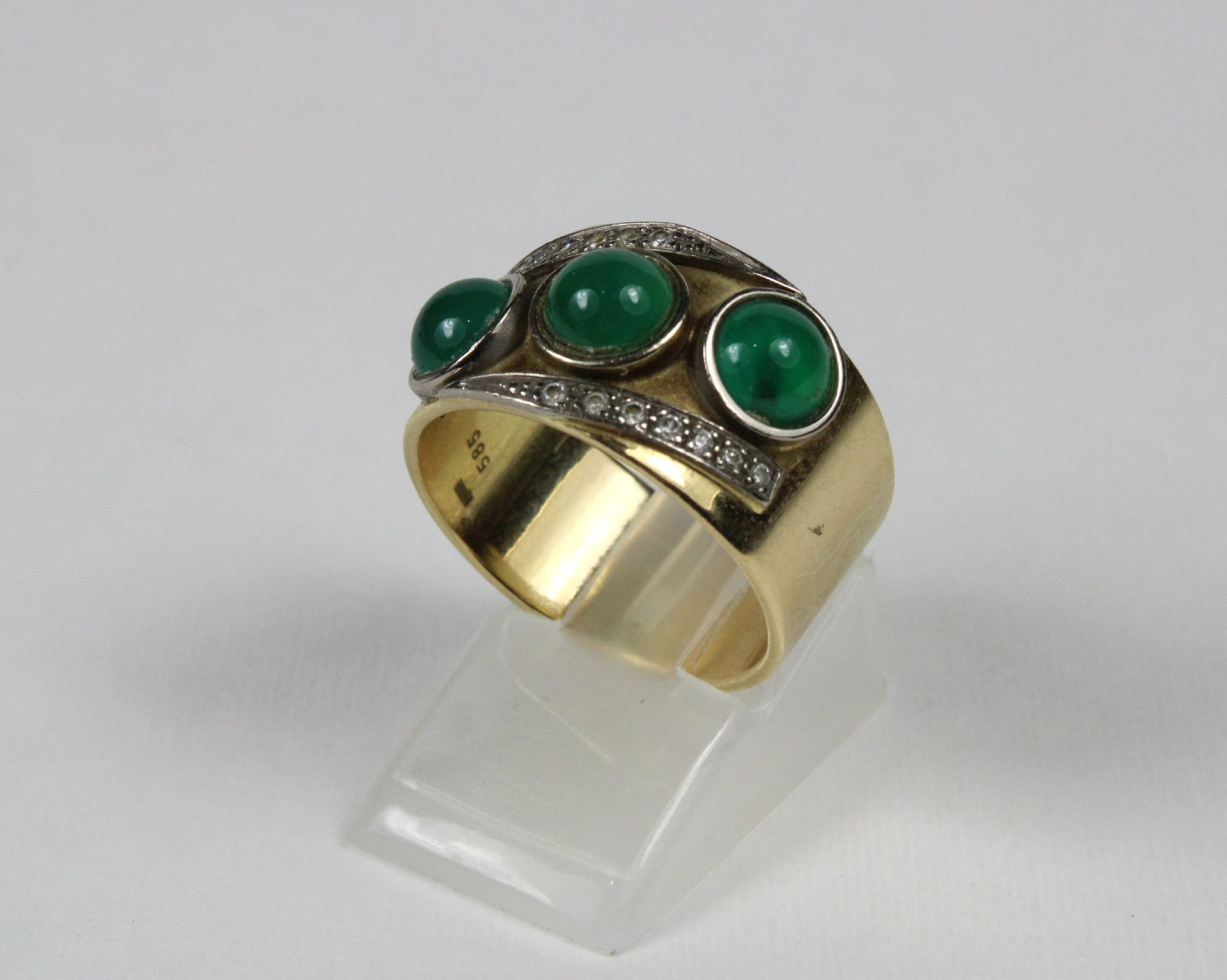 Ring mit Smaragden, 585er Gold, 3 Smaragden zusammen ca. 1,4 ct., Ringgröße: 60, Gesamtgewicht: 9,83 - Image 2 of 2