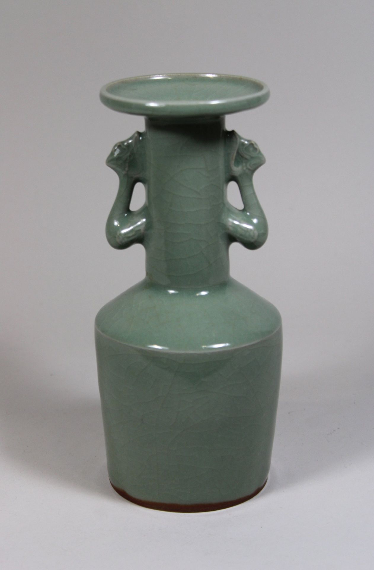 Mallet Vase, China, Porzellan, wohl 19/20 Jh., Longquan Seladon. H.: 21,5 cm. Guter, altersbedingter