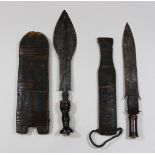 Konvolut 4 tlg., ein Konda - Schwert, Messer, Dolch, Kongo, Klingenlänge: 34 cm, ein Sichelmesser,