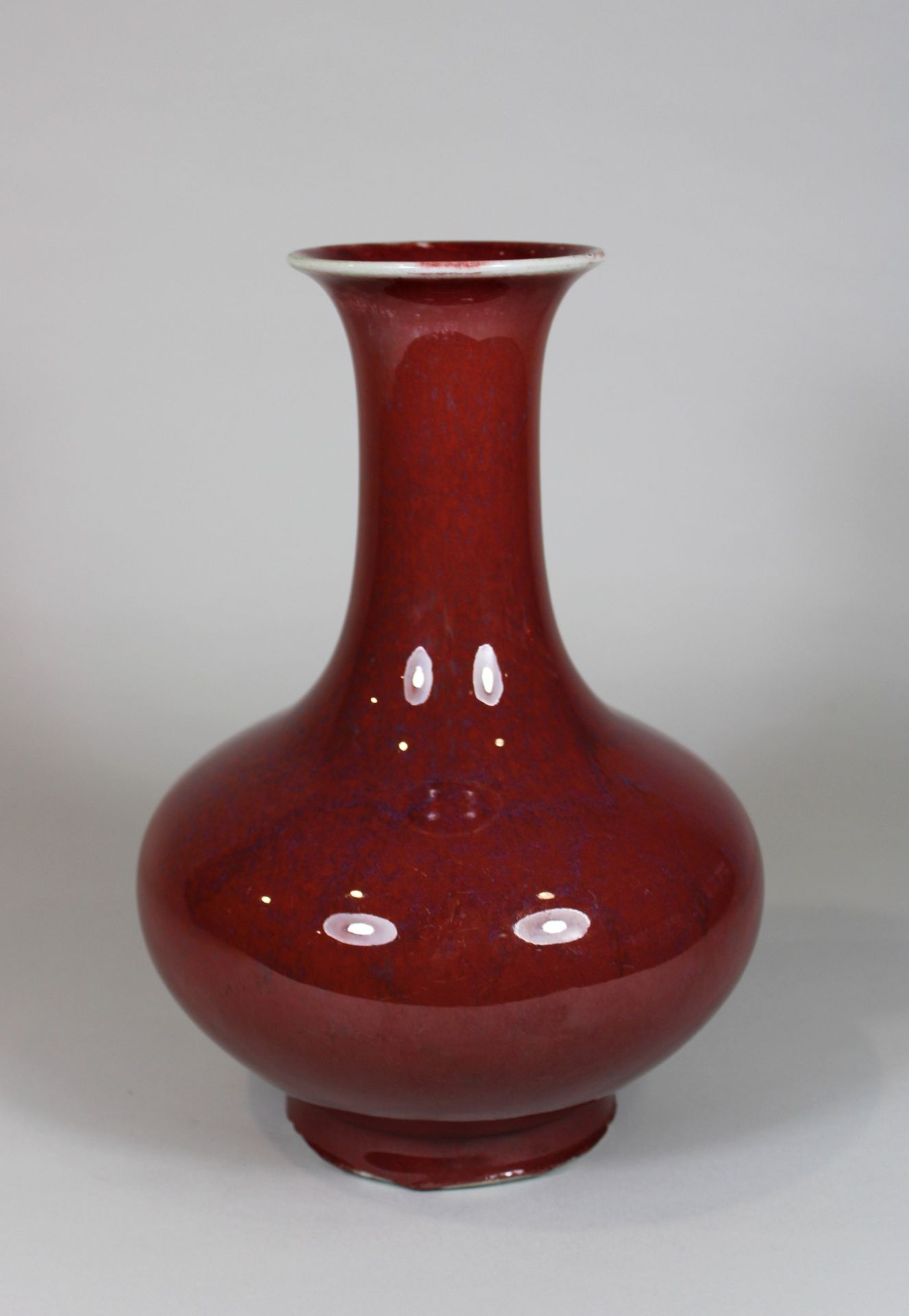 Vase, China, Ochsenblut, Glasiert, im Birnenform, H 30 cm, Chips unter auf der Standring, ohne