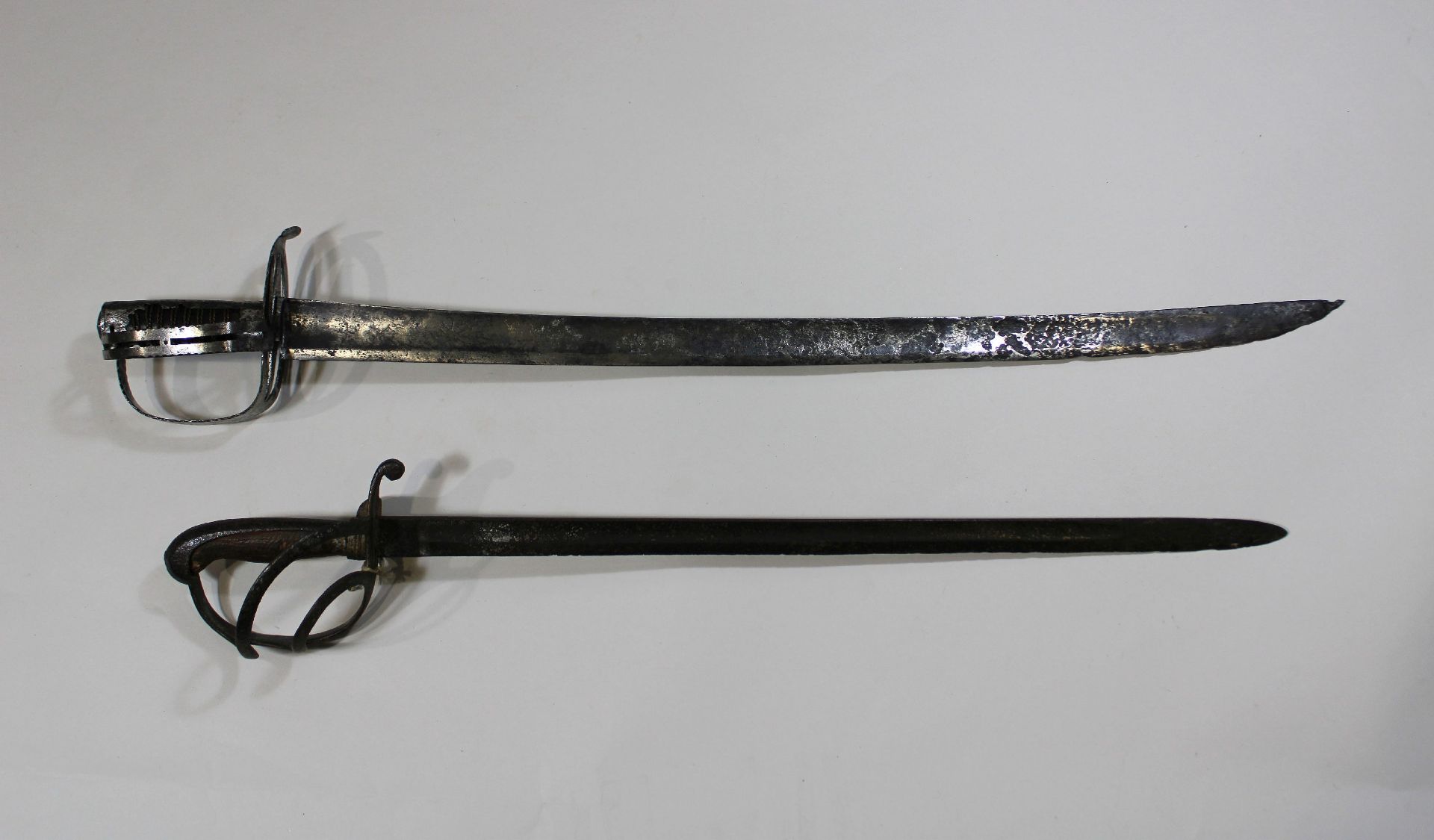 Konvolut 2 tlg., ein Säbel mit Handschutz, Klingenlänge: 73 cm, mit Gravierte Klinge, einmal