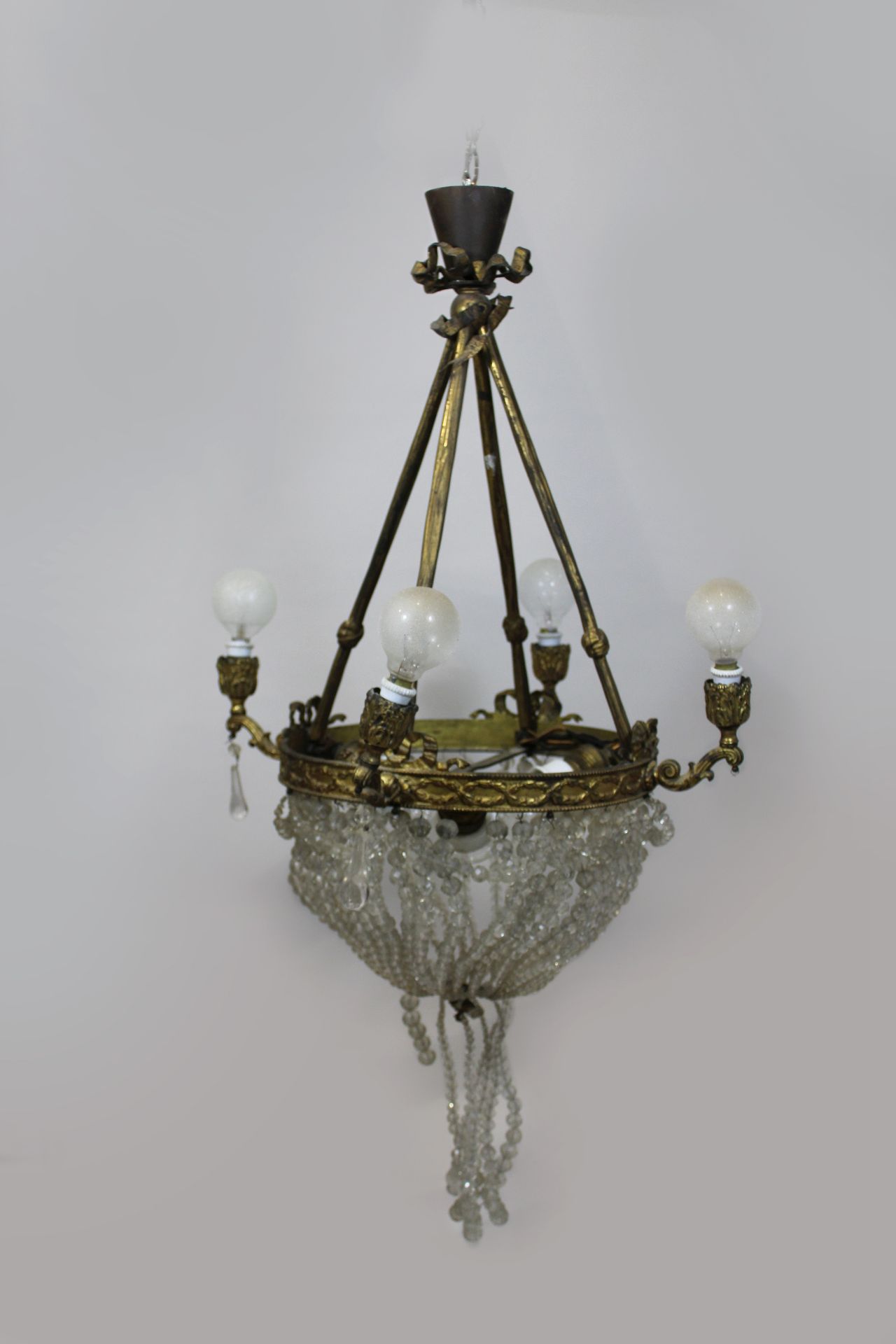 Ein Paar Kristallüster, Frankreich. Ende 19. Jh., mit originalen Glasbehang, und vergoldeter Bronze, - Bild 2 aus 2