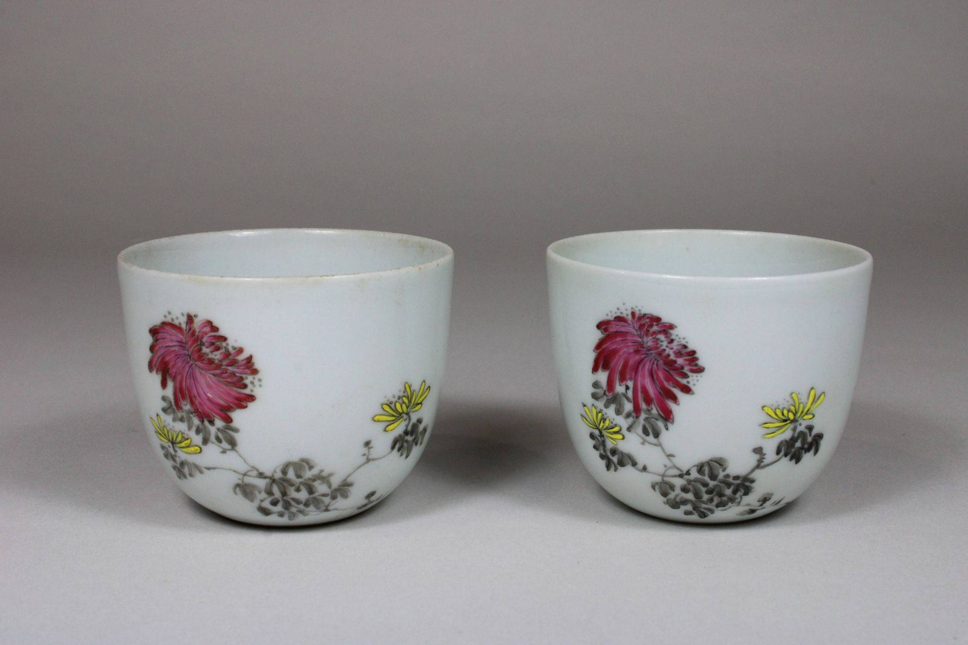 Porzellan, zwei Cups, China, 18./19. Jh. farbig, florale Darstellung, Dm 6,5 cm, Marke, kleiner - Image 4 of 4