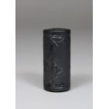 Rollsiegel aus Hämatit, wohl Babylonisch, Darstellung: Antilopenjagd, Maße: H. 4 cm, Dm: 1,9 cm.