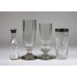 Konvolut Glas, 4 tlg., Zwei Vasen, ein Serviettenhalter, ein Salstreuer mit Metalldeckel,