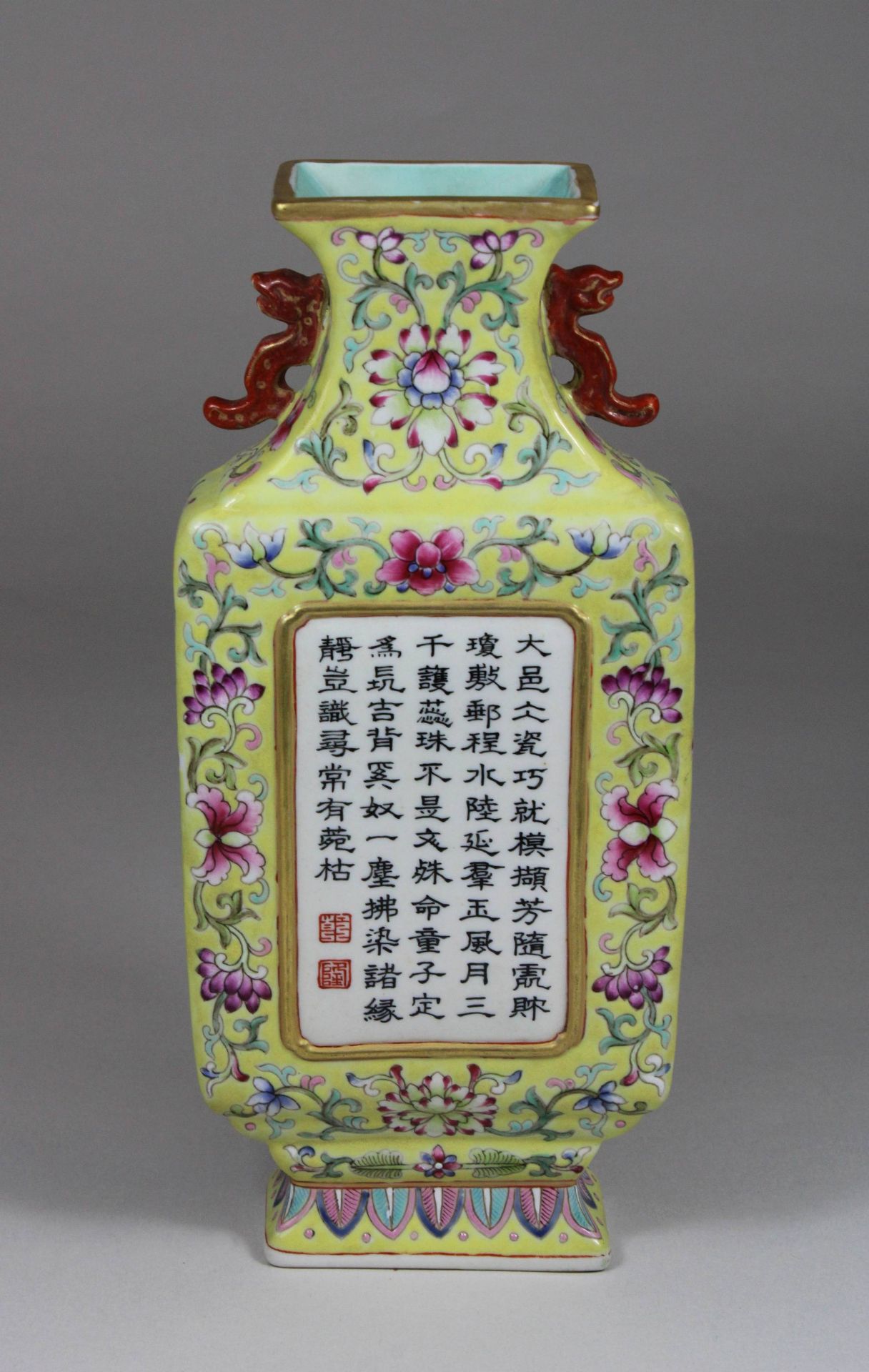 Chinesisches Porzellan, Wandvase mit Henkel am Rückseite, sowie zwei kleine Seepferdhenkel an der