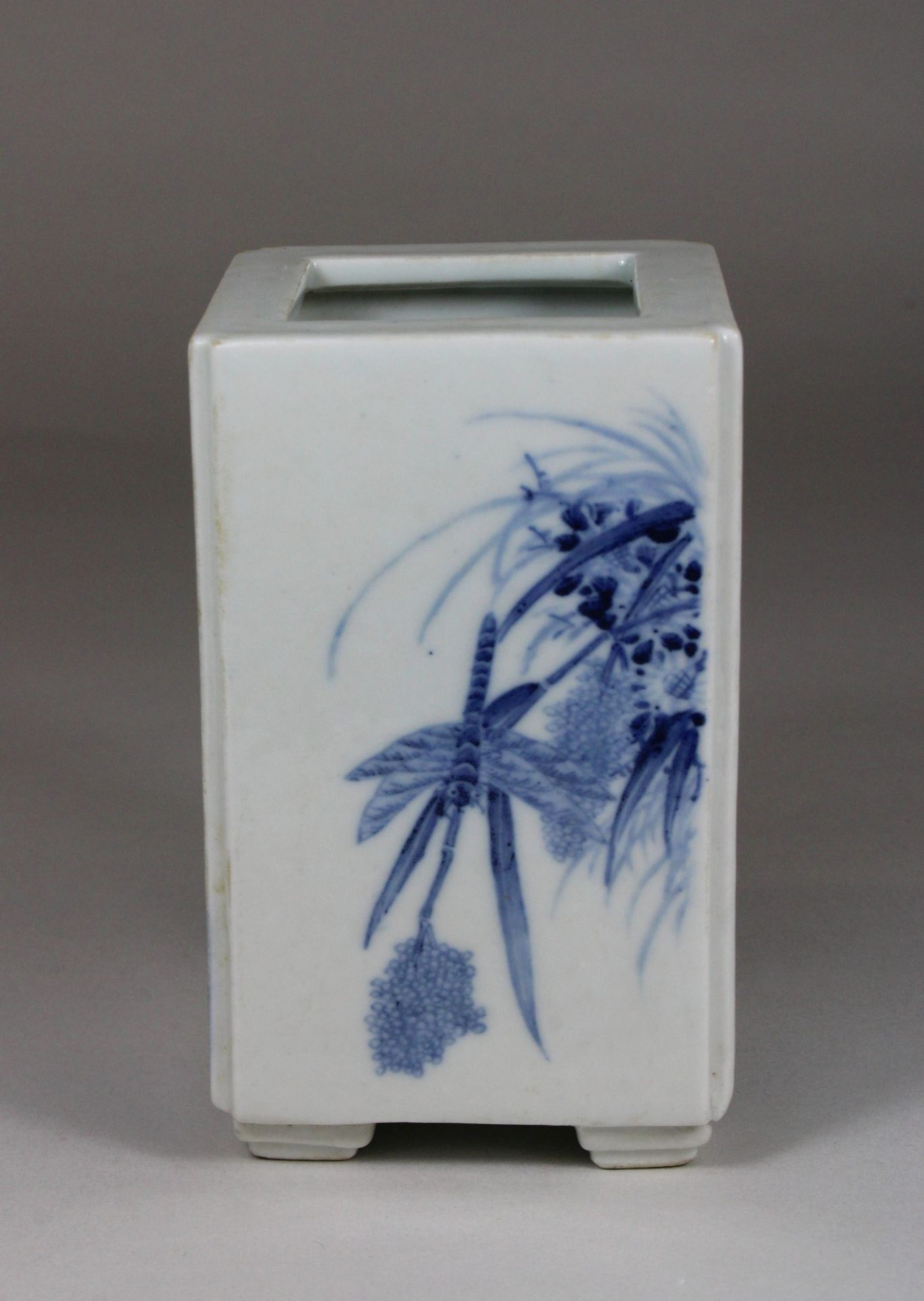 Chinesische quadratische Vase in Blau - Weiß, Figurative und florale Darstellung, H 12 cm, B 7 cm,