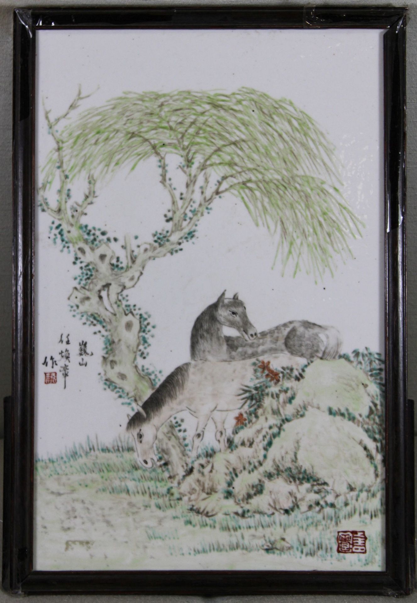 Porzellanbild, China, 19. Jh. Pferde im Landschaft, Weiß - Grün, u.re. Marke, Maße: 41 cm, 27,5