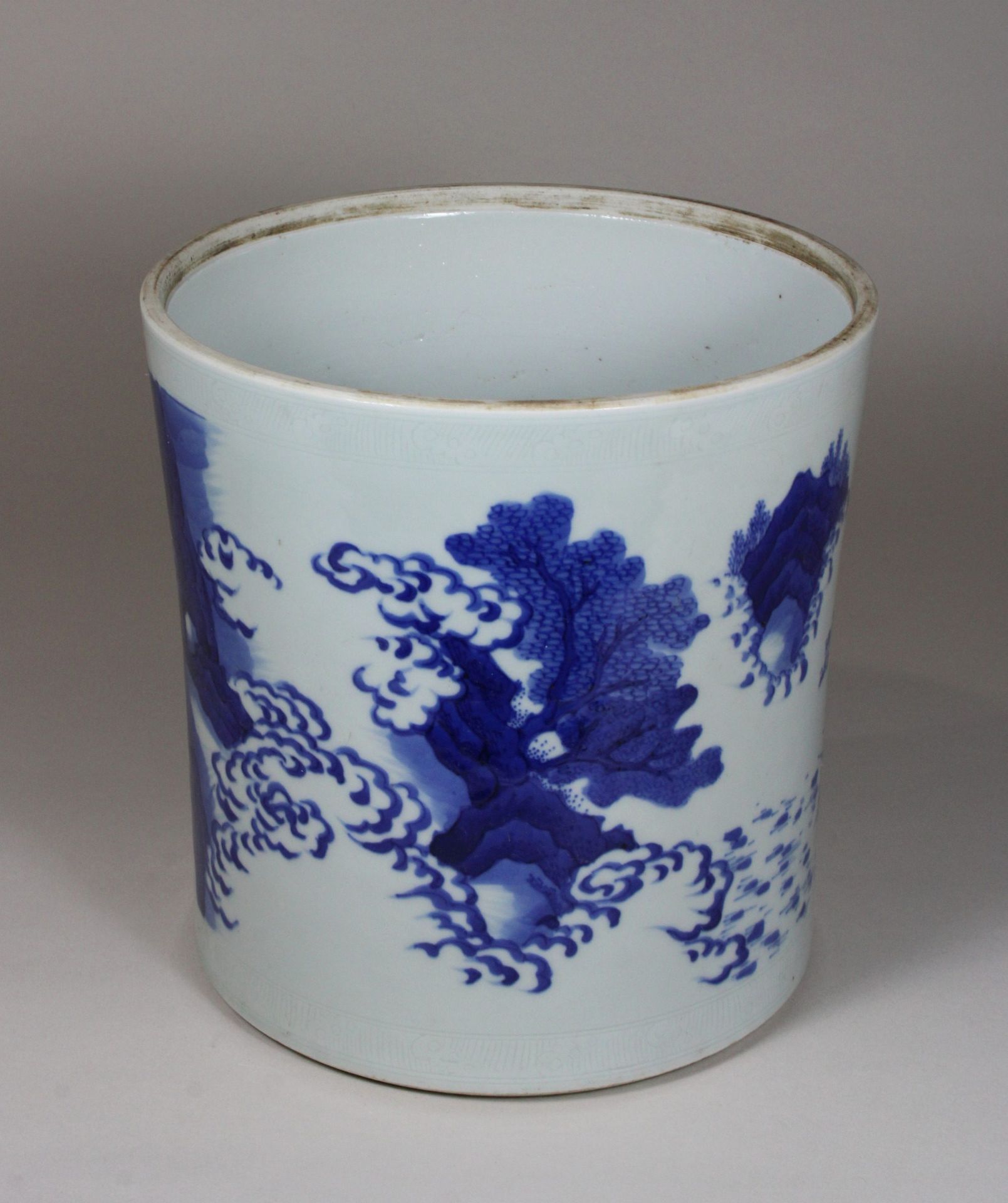 China, großer Pinselbecher, in Blau - Weiß, florale und figürliche Darstellung, Dm 21, H 22, - Image 2 of 4